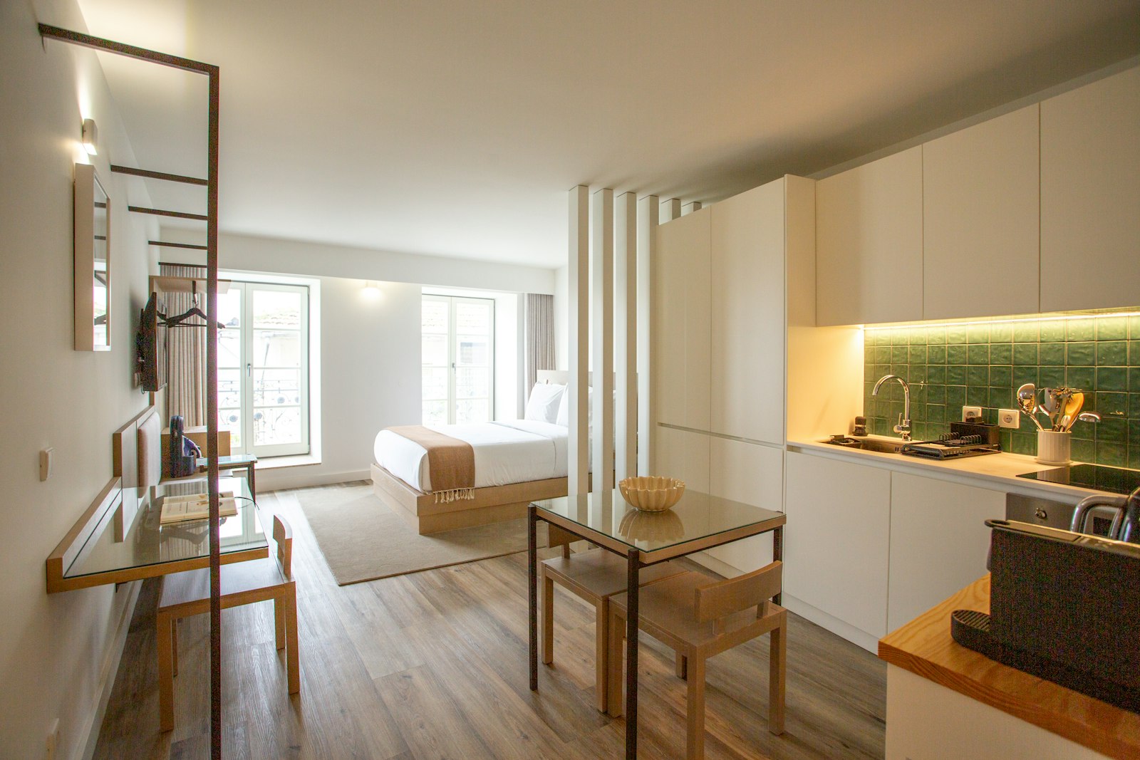 Open-plan studio with sleeping area, kitchenette and dining table