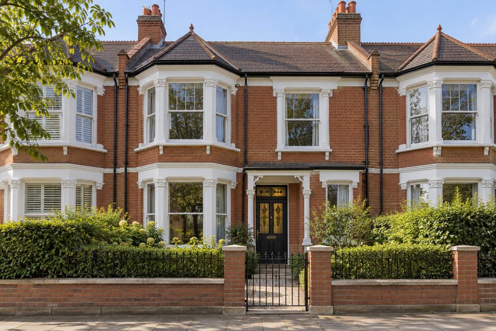 Front exterior, eye-level view of the front elevation - 4-bedroom terraced house in Brixton