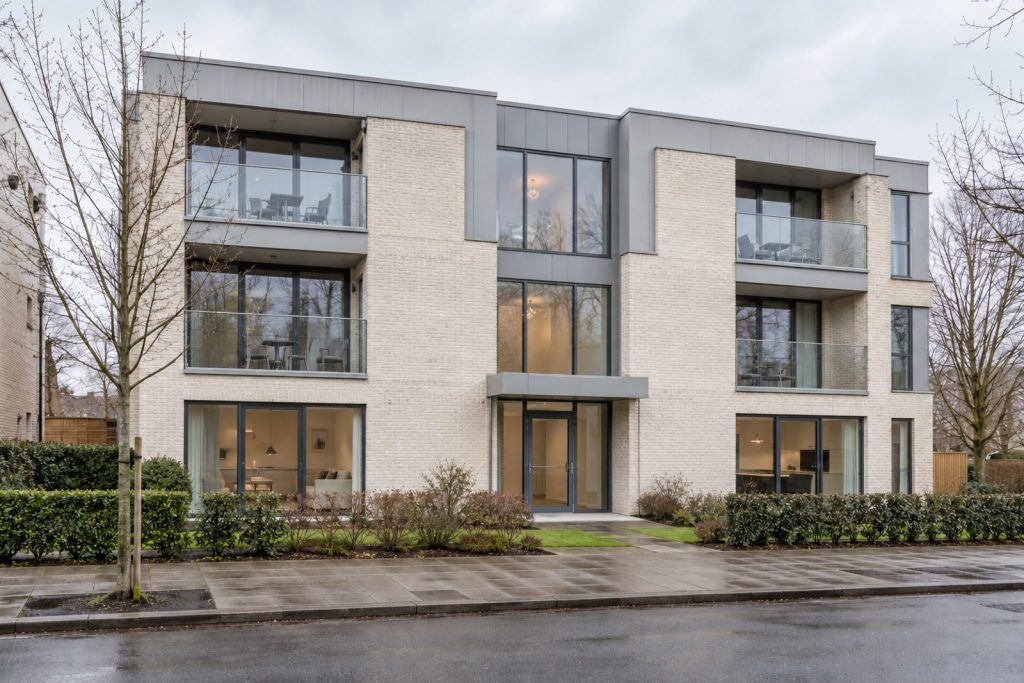 Front exterior, eye-level view of the building and its entrance - 2-bedroom flat in Wandsworth