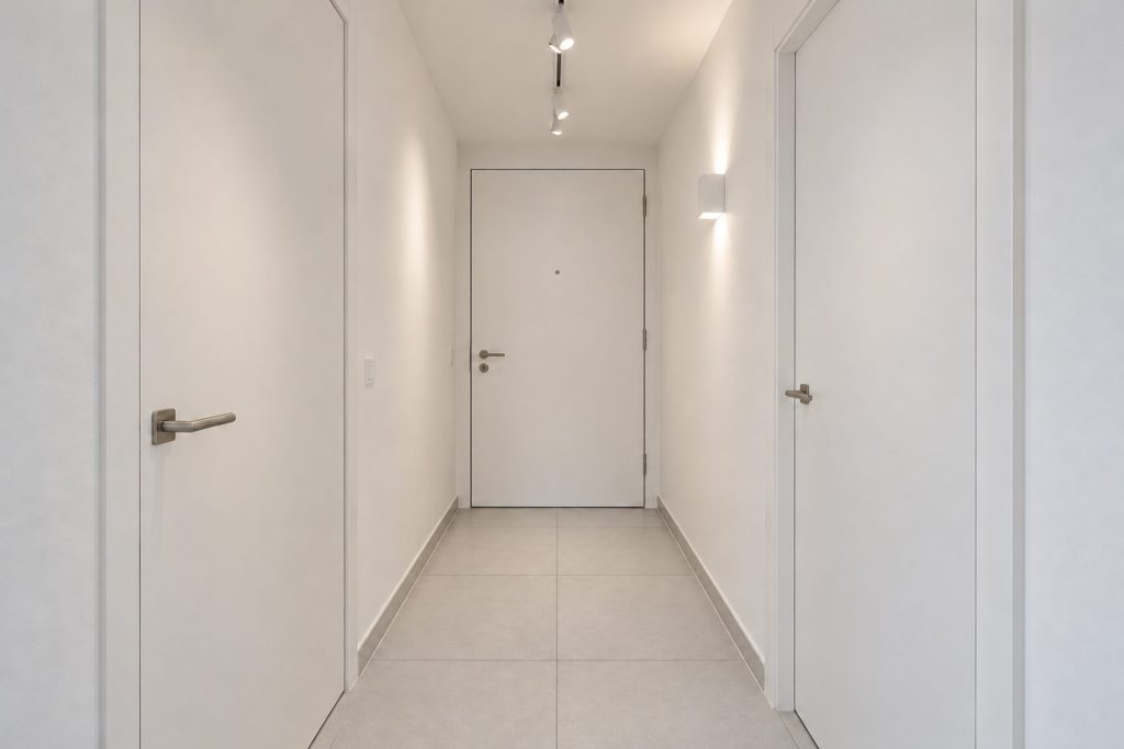 Entrance hall, wide view from the doorway - 2-bedroom flat in Wandsworth