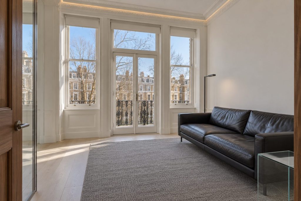 Sitting room, wide view from the doorway - 2-bedroom flat in Wimbledon