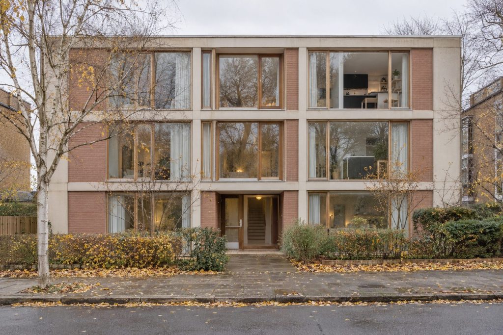 Front exterior, eye-level view of the building and its entrance - 2-bedroom flat in Earlsfield
