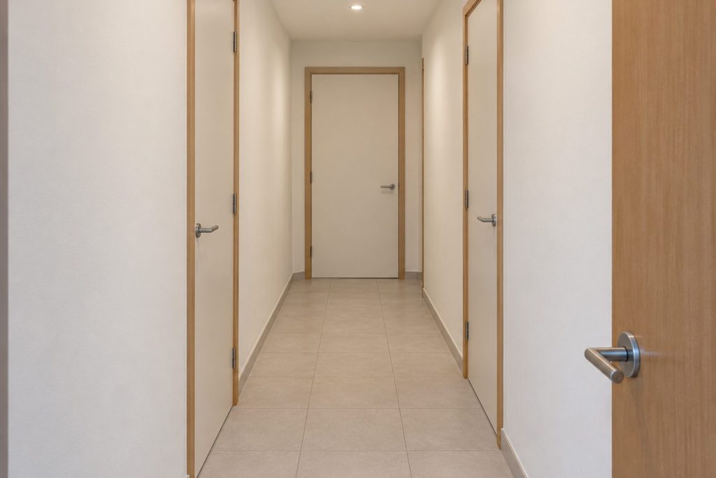 Entrance hall, wide view from the doorway - 2-bedroom flat in Earlsfield