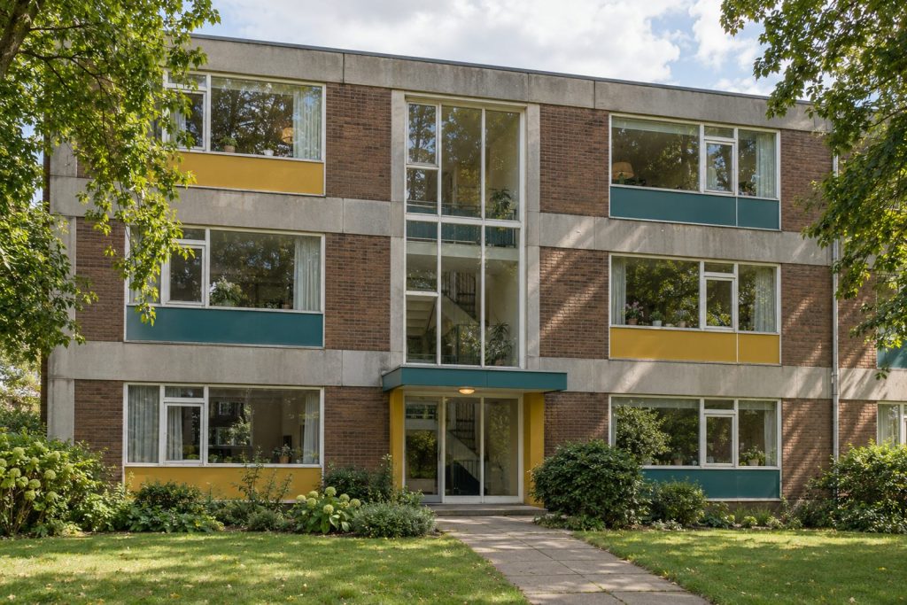Front exterior, eye-level view of the building and its entrance - 2-bedroom flat in Battersea