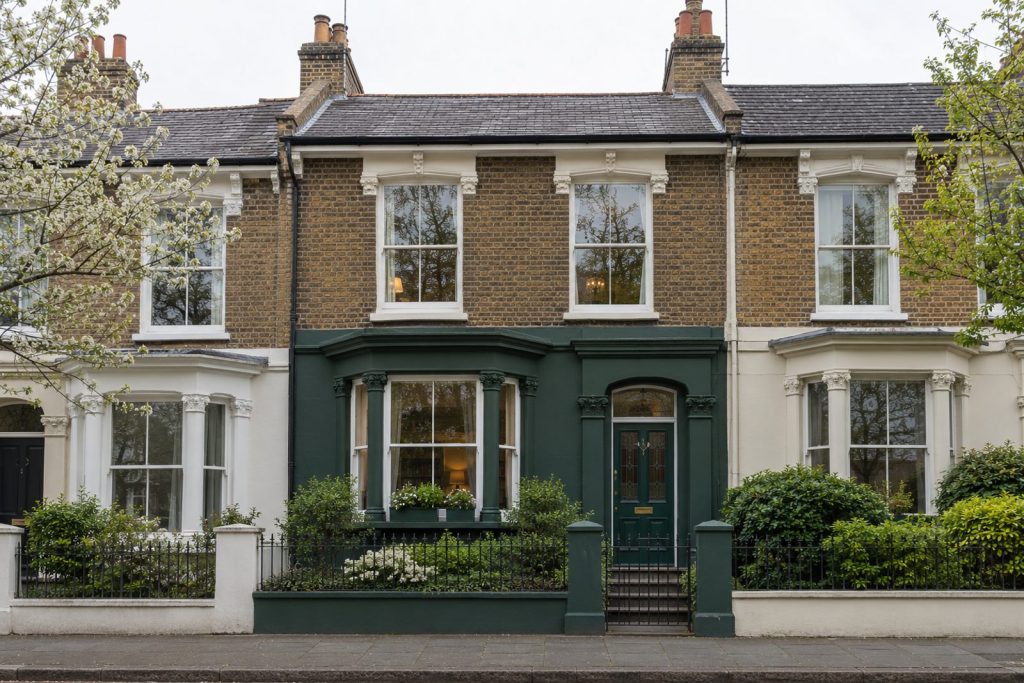 Front exterior, eye-level view of the front elevation - 4-bedroom terraced house in Putney