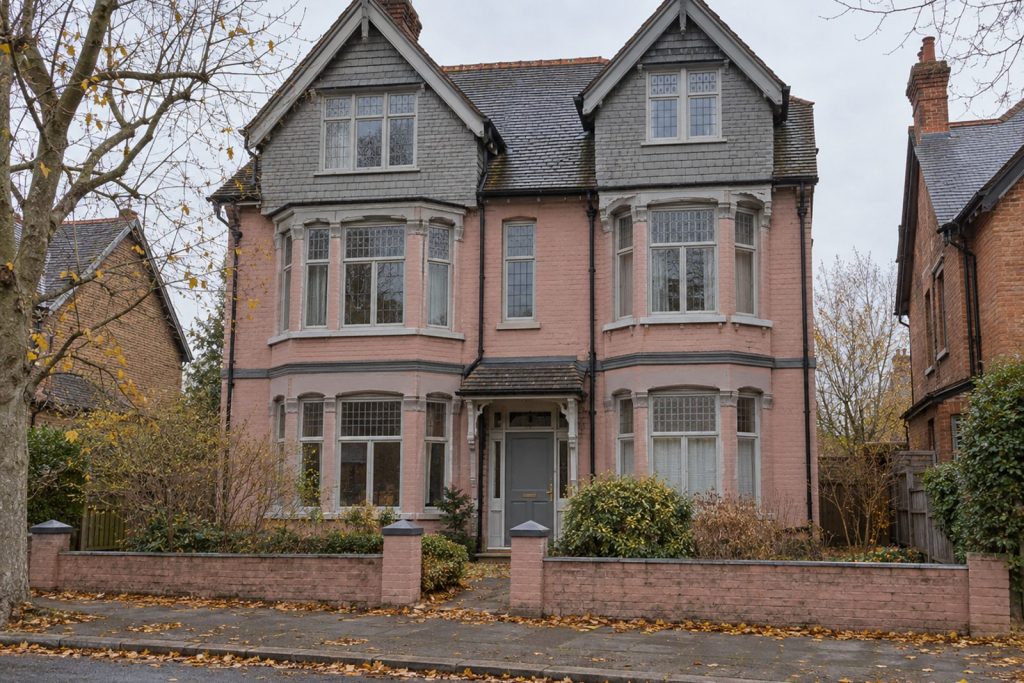 Front exterior, eye-level view of the building and its entrance - 2-bedroom flat in Southfields
