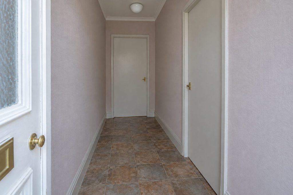 Entrance hall, wide view from the doorway - 2-bedroom flat in Southfields
