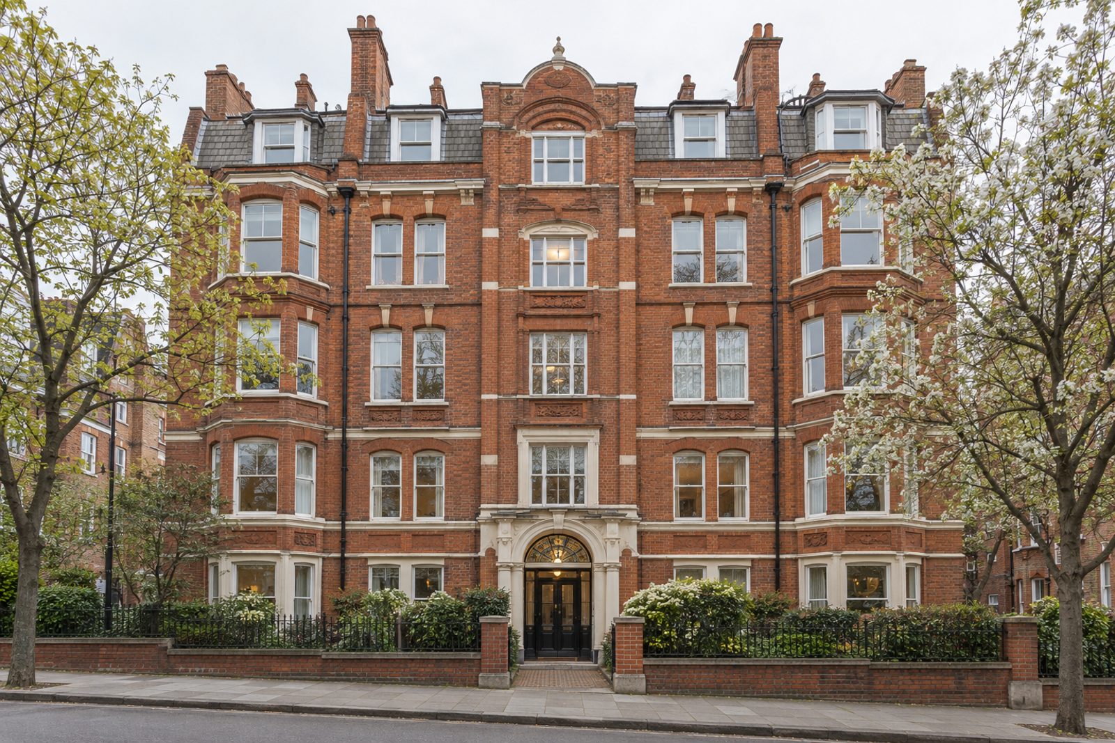 Front exterior, eye-level view of the building and its entrance - 2-bedroom maisonette in Clapham