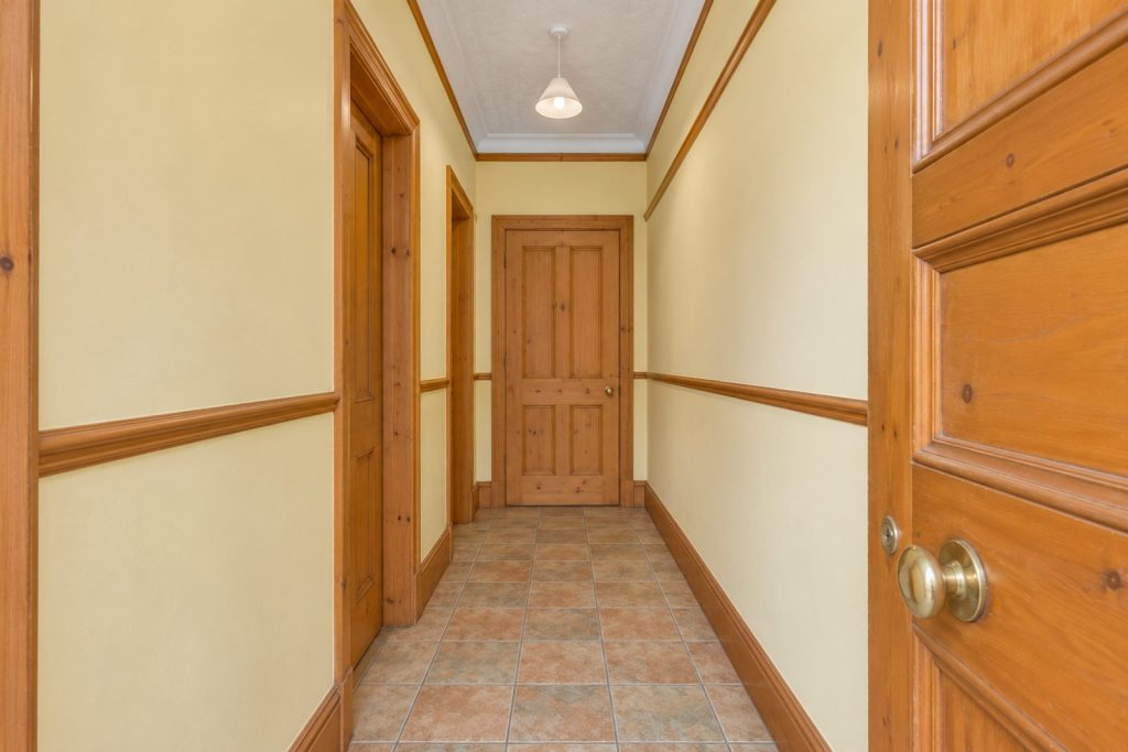Entrance hall, wide view from the doorway - 2-bedroom maisonette in Clapham