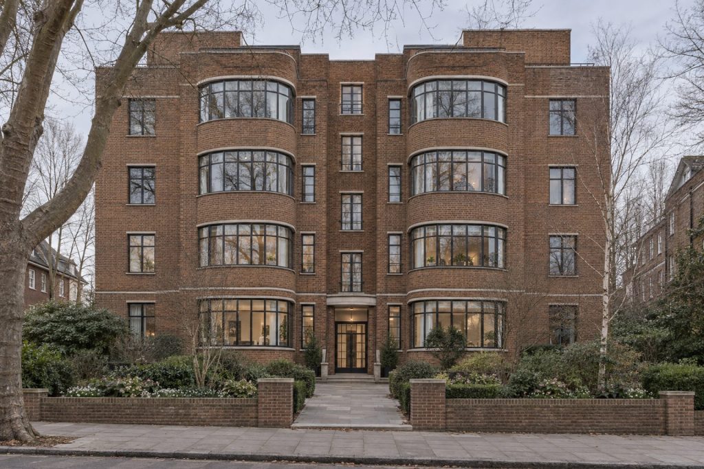 Front exterior, eye-level view of the building and its entrance - 2-bedroom maisonette in Earlsfield