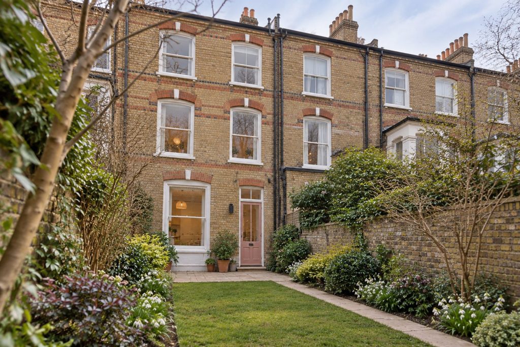 Rear garden, the garden looking back toward the house - 4-bedroom town house in Tooting