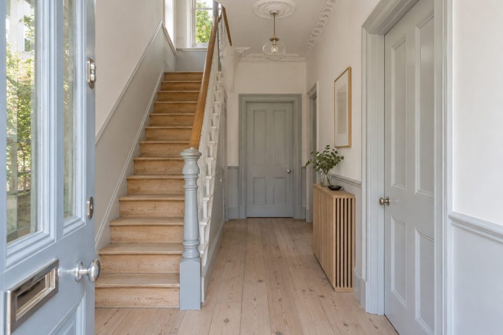 Hall, wide view from the doorway - 4-bedroom terraced house in Putney