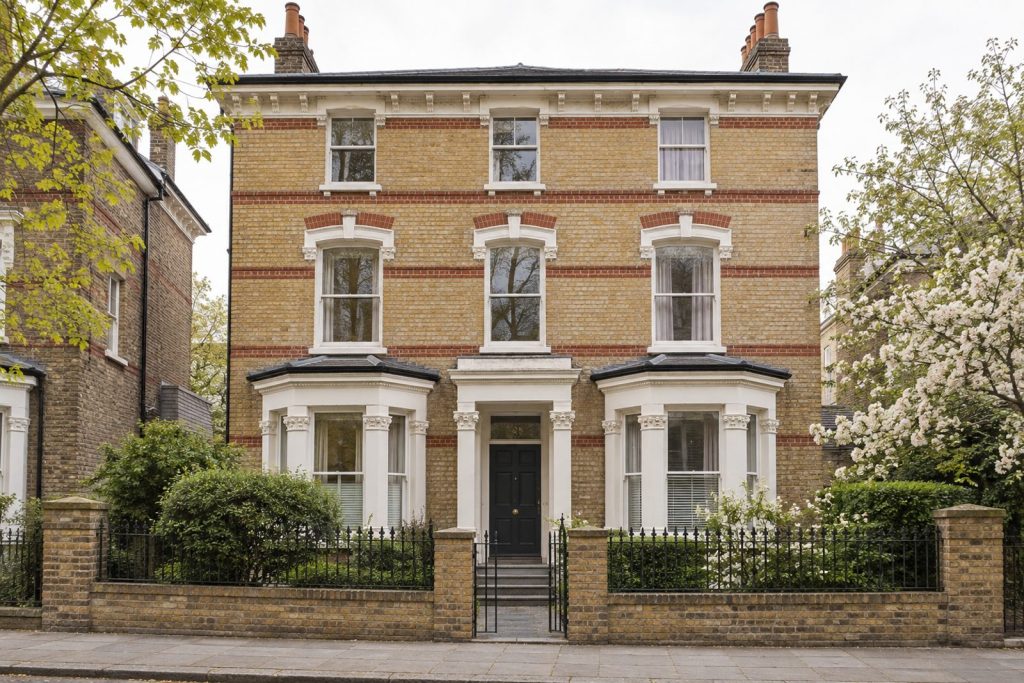 Front exterior, eye-level view of the building and its entrance - 3-bedroom flat in Balham
