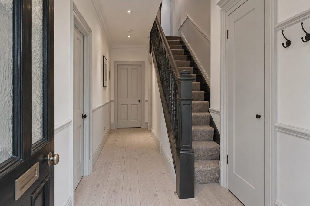 Hall, wide view from the doorway - 4-bedroom terraced house in Putney