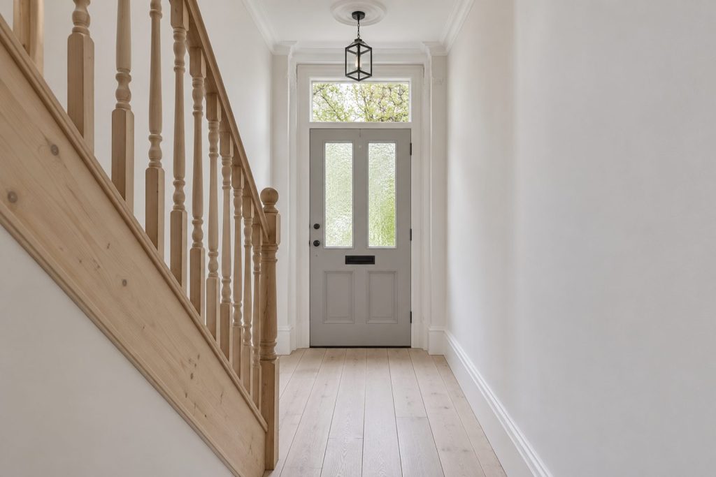 Hall, wide view from the doorway - 3-bedroom cottage in Clapham