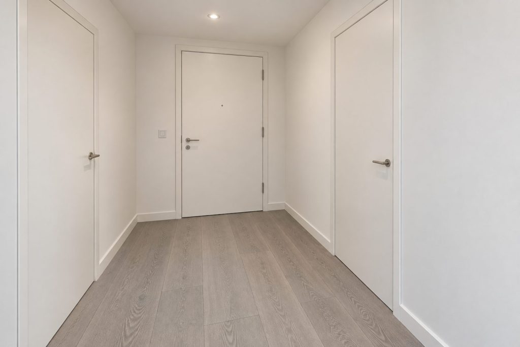 Entrance hall, wide view from the doorway - 2-bedroom flat in Earlsfield