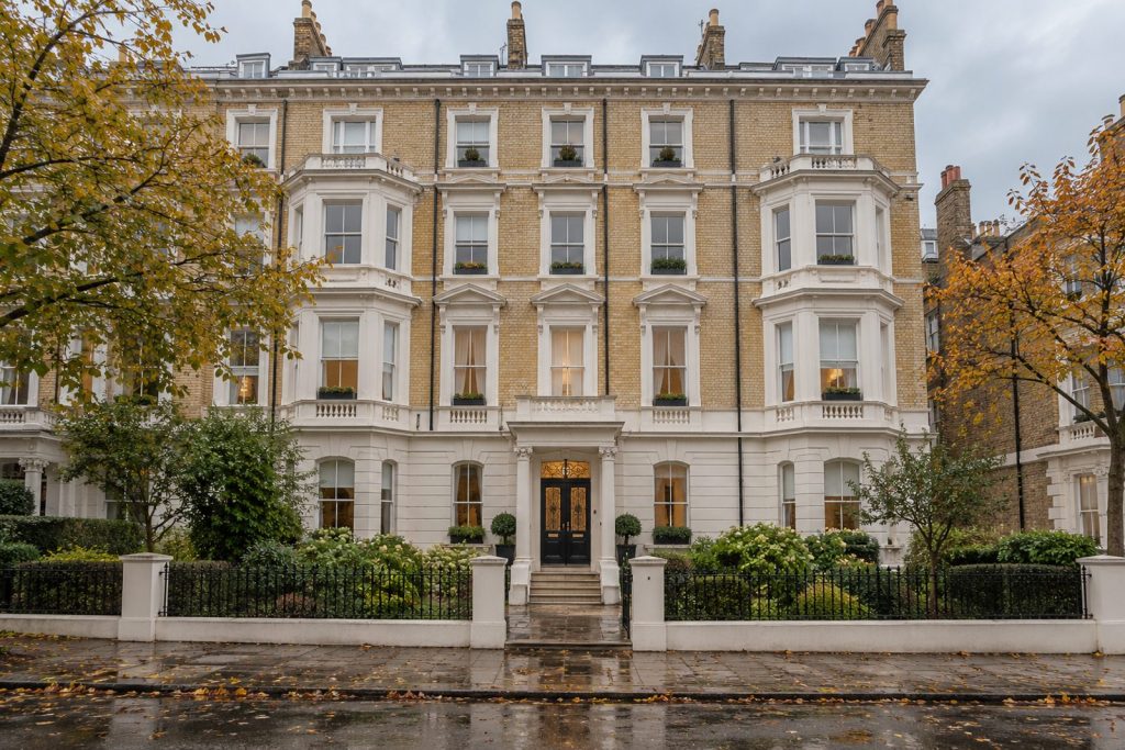 Front exterior, eye-level view of the building and its entrance - 1-bedroom flat in Balham