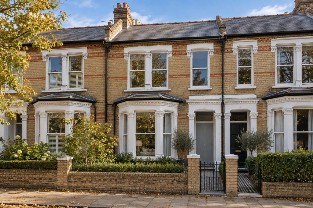 Front exterior, eye-level view of the front elevation - 5-bedroom terraced house in Putney