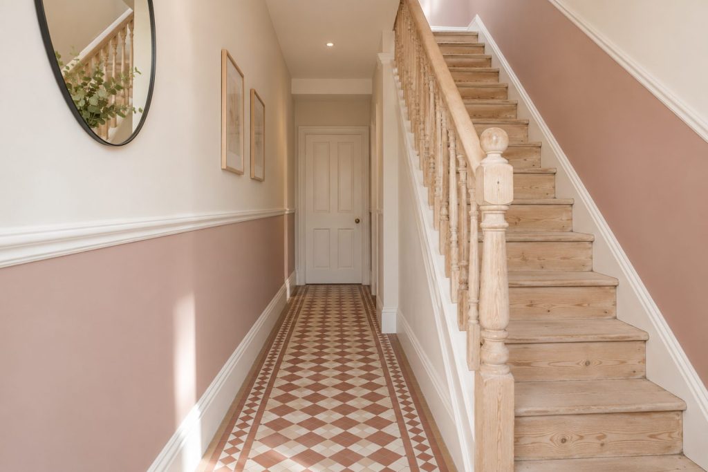 Hall, wide view from the doorway - 2-bedroom cottage in Wimbledon