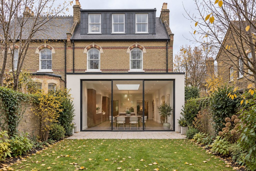 Rear garden, rear elevation seen from the garden - 5-bedroom semi-detached house in Brixton