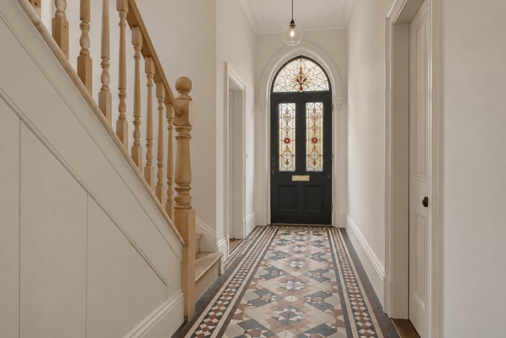 Hall, wide view from the doorway - 5-bedroom semi-detached house in Brixton
