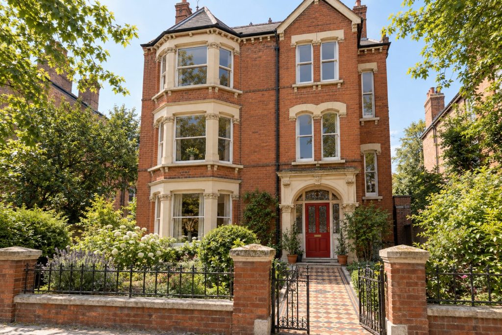 Front exterior, eye-level view of the building and its entrance - 2-bedroom flat in Fulham