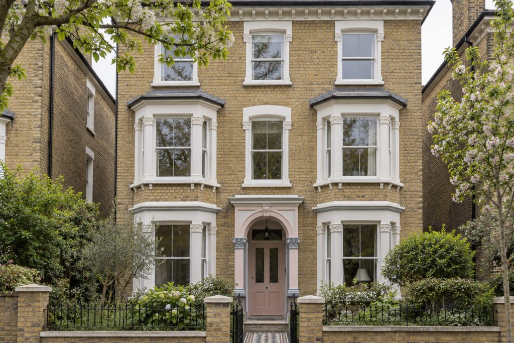 Front exterior, eye-level view of the building and its entrance - 2-bedroom flat in Tooting