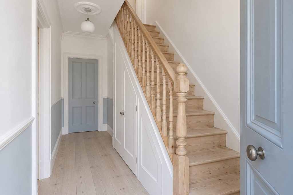 Hall, wide view from the doorway - 4-bedroom cottage in Fulham