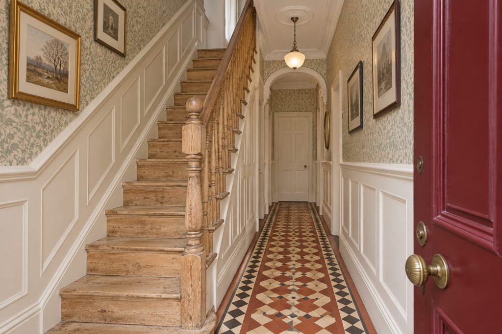 Hall, wide view from the doorway - 2-bedroom cottage in Clapham