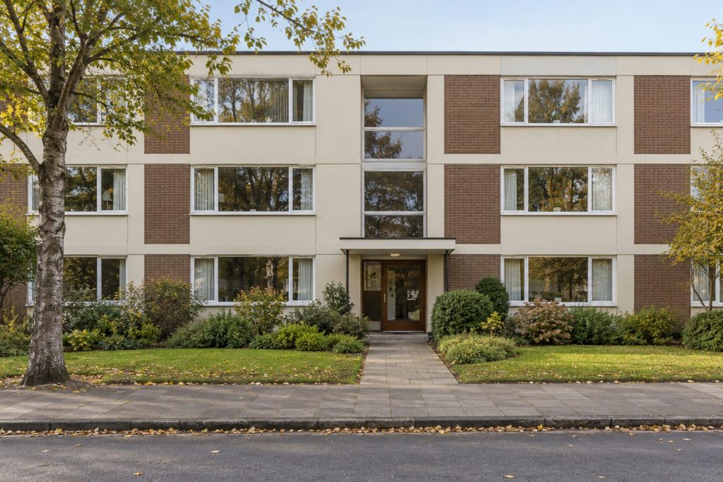 Front exterior, eye-level view of the building and its entrance - 2-bedroom flat in Earlsfield