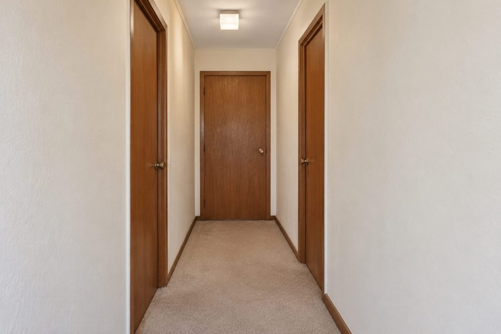 Entrance hall, wide view from the doorway - 2-bedroom flat in Earlsfield