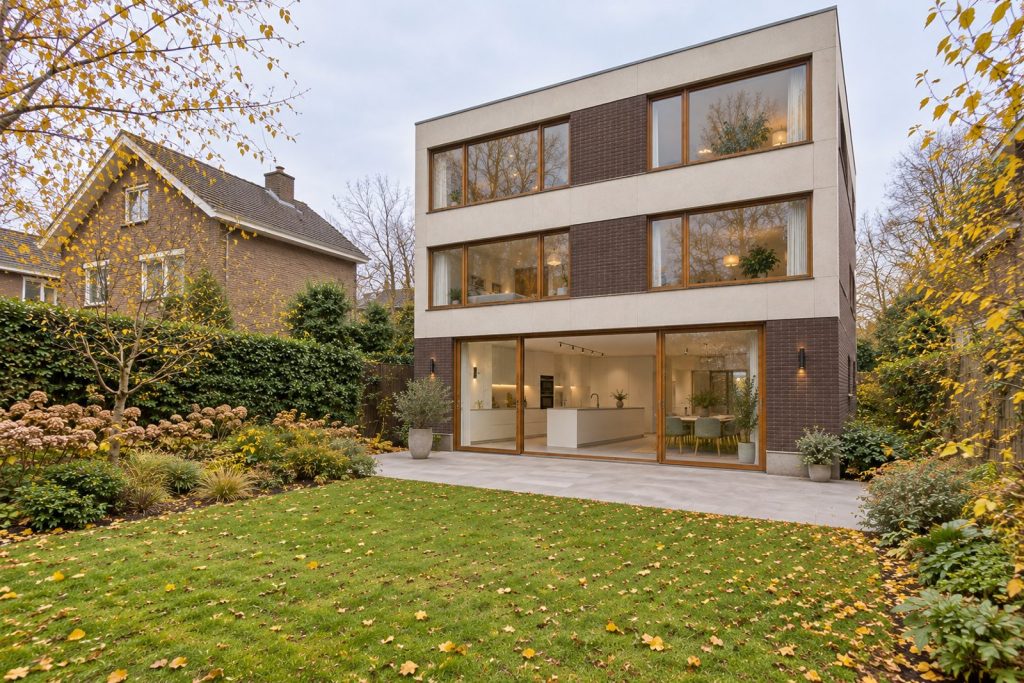 Rear garden, the garden looking back toward the house - 6-bedroom detached house in Tooting