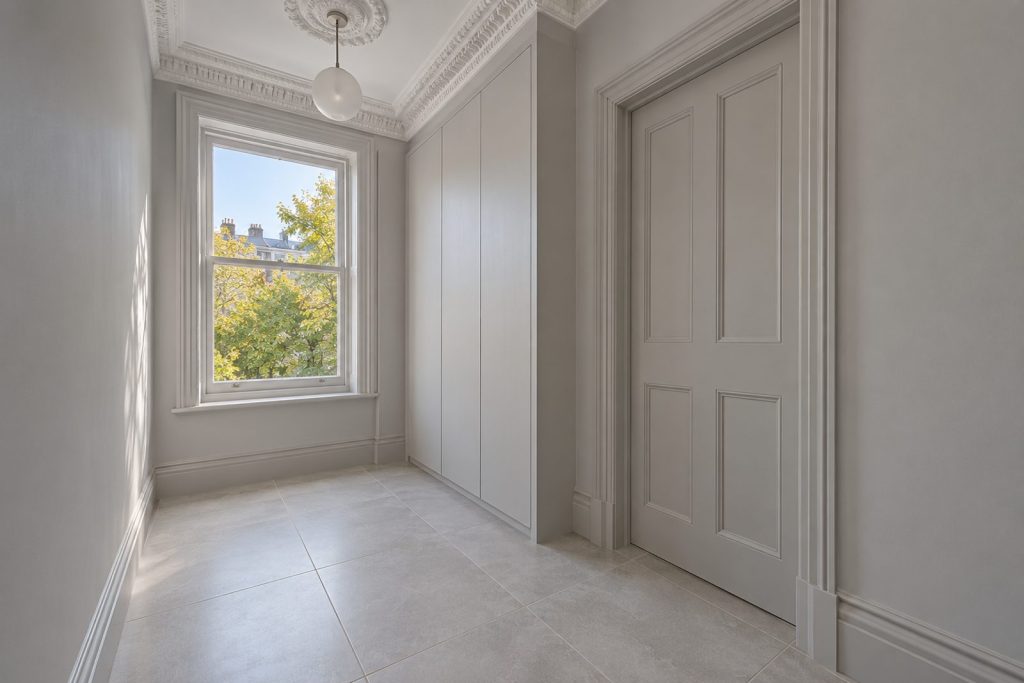 Entrance hall, wide view from the doorway - 3-bedroom flat in Battersea