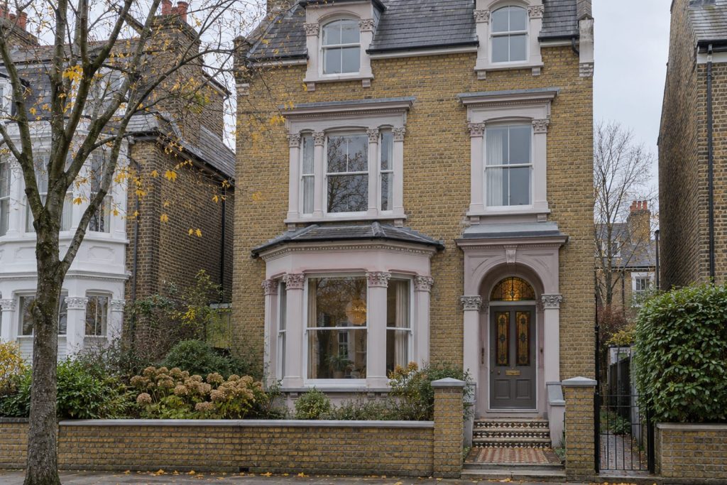 Front exterior, eye-level view of the building and its entrance - 2-bedroom maisonette in Earlsfield