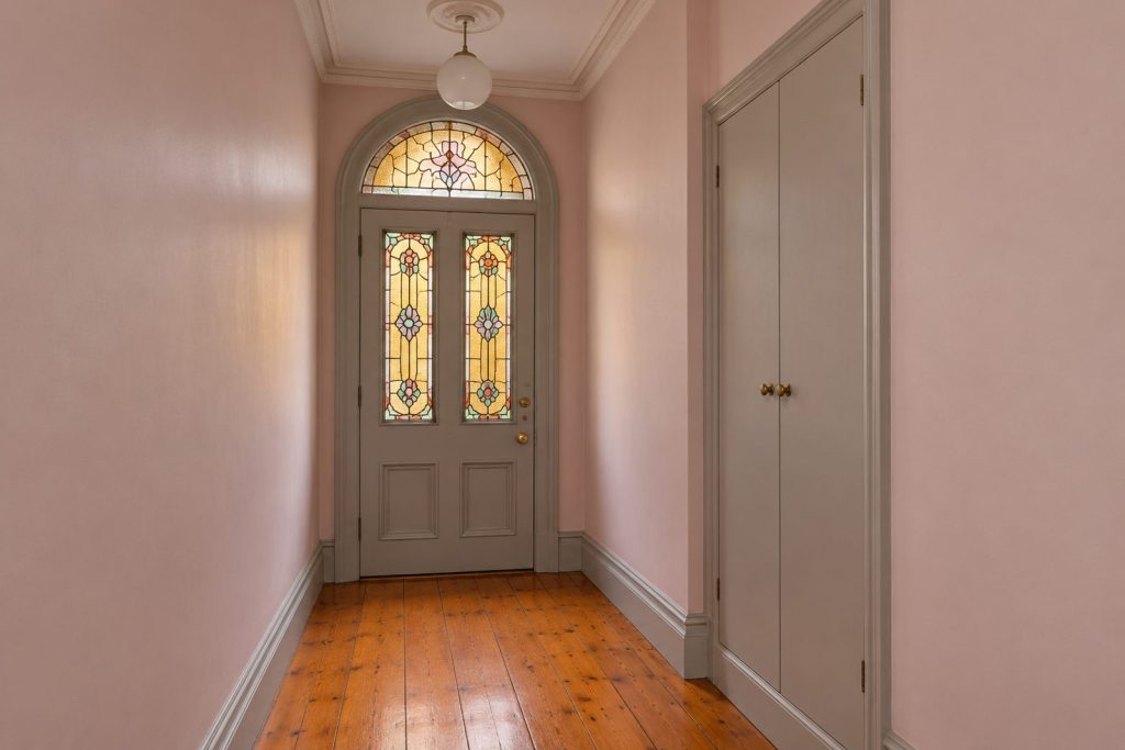 Entrance hall, wide view from the doorway - 2-bedroom maisonette in Earlsfield