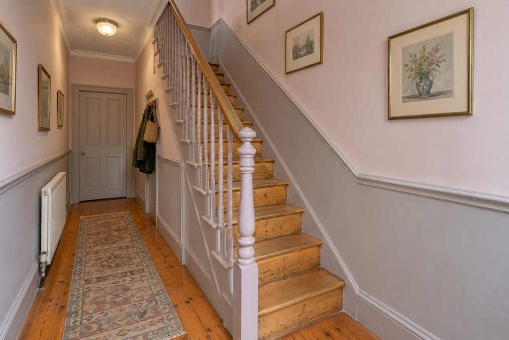 Entrance hall, wide view from the doorway - 2-bedroom maisonette in Wimbledon