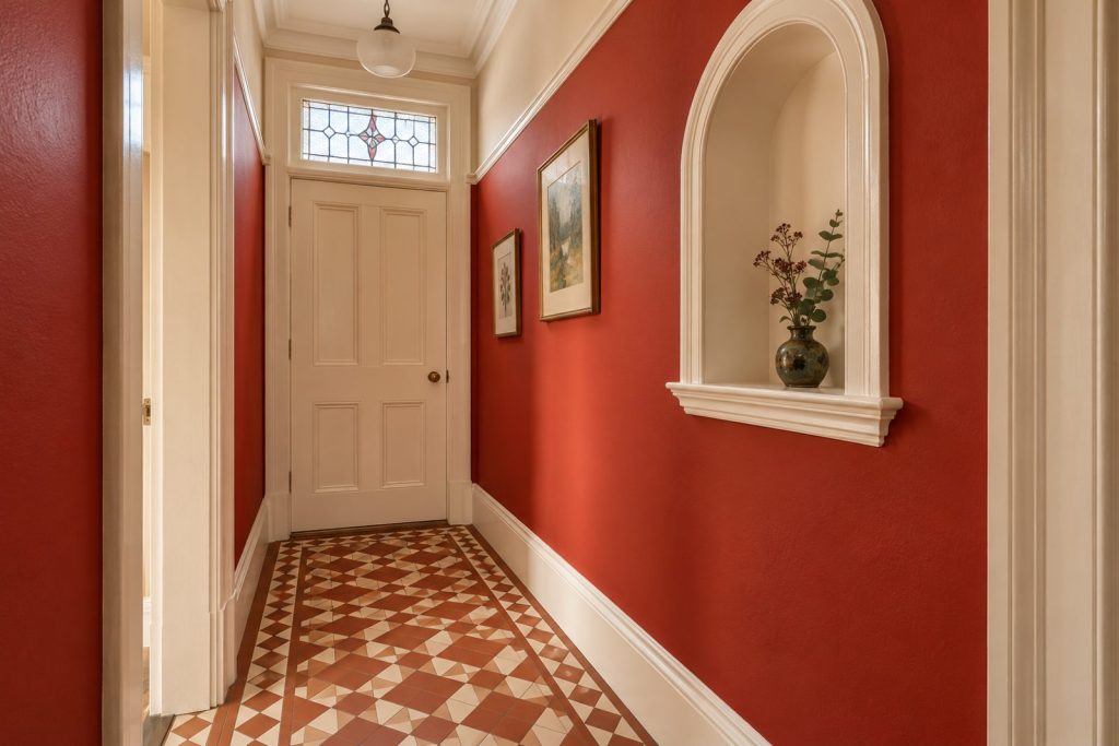 Entrance hall, wide view from the doorway - 3-bedroom flat in Putney