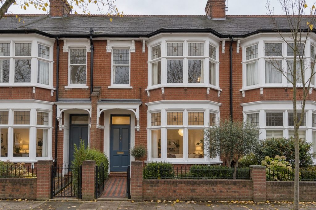 Front exterior, eye-level view of the front elevation - 4-bedroom terraced house in Southfields