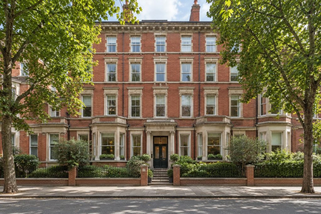 Front exterior, eye-level view of the building and its entrance - 1-bedroom flat in Wandsworth