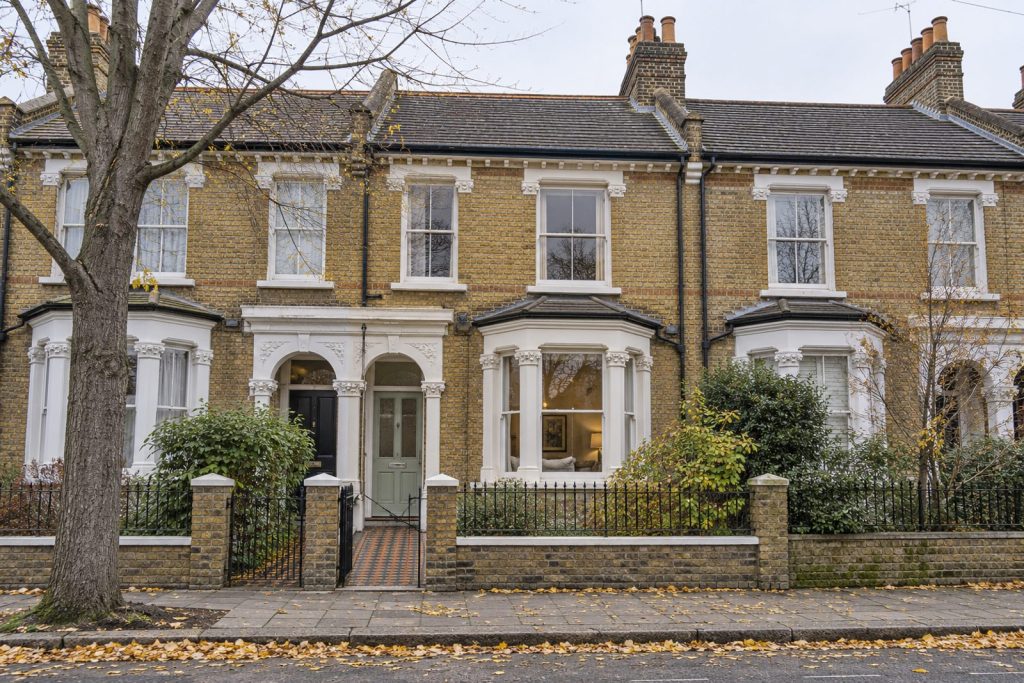 Front exterior, eye-level view of the front elevation - 5-bedroom terraced house in Putney