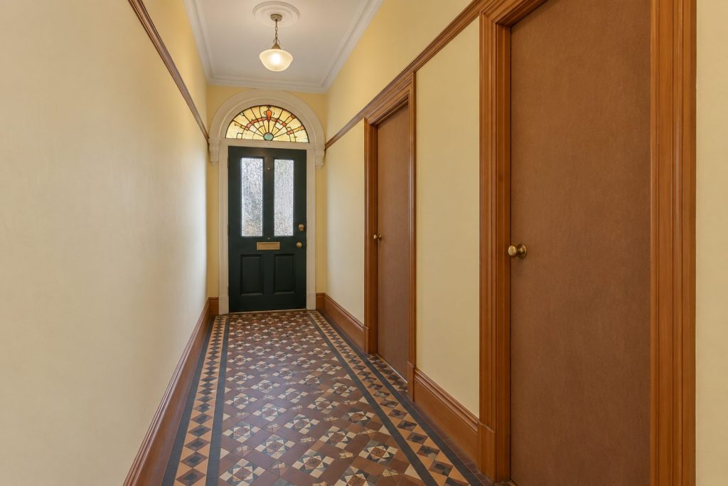 Entrance hall, wide view from the doorway - 2-bedroom maisonette in Wandsworth