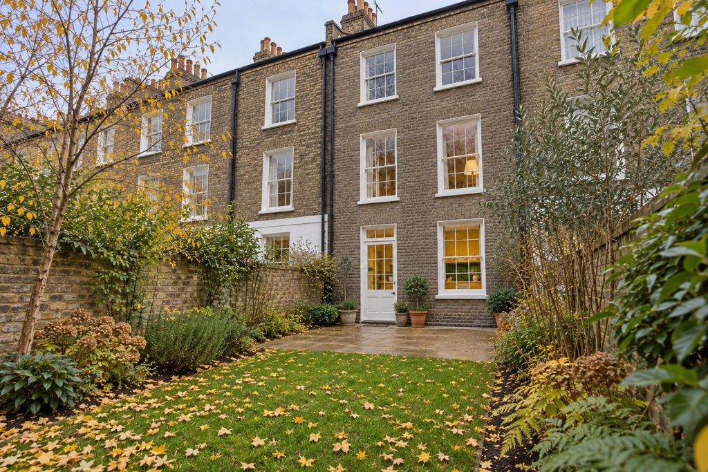 Rear garden, the garden looking back toward the house - 5-bedroom town house in Putney